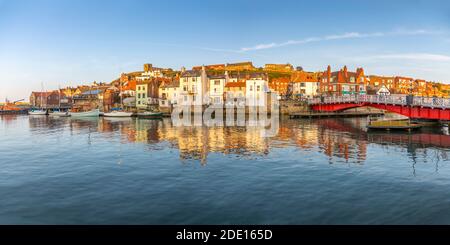 Vista della Chiesa di Santa Maria e riflessioni sul fiume Esk al tramonto, Whitby, Yorkshire, Inghilterra, Regno Unito, Europa Foto Stock