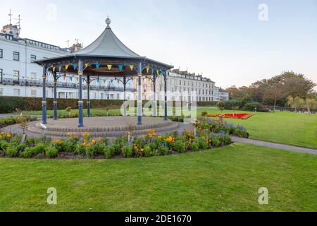 Vista del Crescent Gardens Bandstand al crepuscolo, Filey, North Yorkshire, Inghilterra, Regno Unito, Europa Foto Stock
