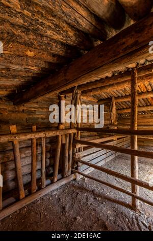 Fienile interno presso lo storico Ewing-Snell Ranch presso la Bighorn Canyon National Recreation Area, vicino Lovell, Wyoming, USA Foto Stock