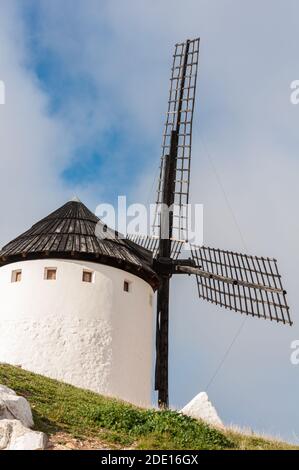 Mulino a vento tradizionale, architettura agricola in campo de Crippana, Spagna Foto Stock