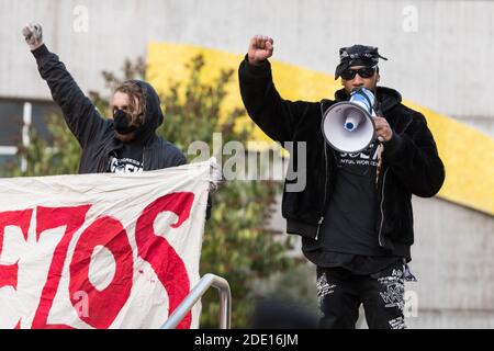 Seattle, Stati Uniti. 27 Nov 2020. A metà giornata Chris SMALLS ha parlato al Black Friday March in Peak Season per protestare all'Amazon World Campus. Le proteste sono state organizzate dal Congresso dei lavoratori essenziali, il fondatore Chris Smalls un ex lavoratore Amazon attivato attivista sta lottando per migliorare le condizioni di lavoro presso i magazzini Amazon in tutto il mondo. Credit: James Anderson/Alamy Live News Foto Stock