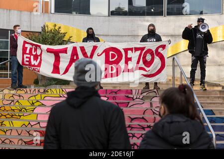 Seattle, Stati Uniti. 27 Nov 2020. A metà giornata Chris SMALLS ha parlato al Black Friday March in Peak Season per protestare all'Amazon World Campus. Le proteste sono state organizzate dal Congresso dei lavoratori essenziali, il fondatore Chris Smalls un ex lavoratore Amazon attivato attivista sta lottando per migliorare le condizioni di lavoro presso i magazzini Amazon in tutto il mondo. Credit: James Anderson/Alamy Live News Foto Stock