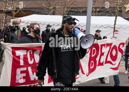 Seattle, Stati Uniti. 27 Nov 2020. A metà giornata Chris SMALLS guida i manifestanti al Black Friday March on Peak Season protesta, presso l'Amazon World Campus. Le proteste sono state organizzate dal Congresso dei lavoratori essenziali, il fondatore Chris Smalls un ex lavoratore Amazon attivato attivista sta lottando per migliorare le condizioni di lavoro presso i magazzini Amazon in tutto il mondo. Credit: James Anderson/Alamy Live News Foto Stock