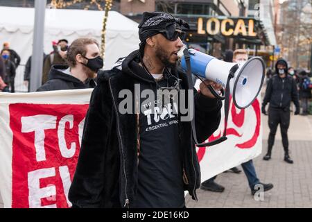 Seattle, Stati Uniti. 27 Nov 2020. A metà giornata Chris SMALLS guida i manifestanti al Black Friday March on Peak Season protesta, presso l'Amazon World Campus. Le proteste sono state organizzate dal Congresso dei lavoratori essenziali, il fondatore Chris Smalls un ex lavoratore Amazon attivato attivista sta lottando per migliorare le condizioni di lavoro presso i magazzini Amazon in tutto il mondo. Credit: James Anderson/Alamy Live News Foto Stock