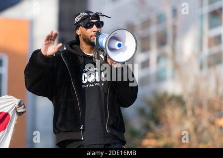 Seattle, Stati Uniti. 27 Nov 2020. A metà giornata Chris SMALLS ha parlato al Black Friday March in Peak Season per protestare all'Amazon World Campus. Le proteste sono state organizzate dal Congresso dei lavoratori essenziali, il fondatore Chris Smalls un ex lavoratore Amazon attivato attivista sta lottando per migliorare le condizioni di lavoro presso i magazzini Amazon in tutto il mondo. Credit: James Anderson/Alamy Live News Foto Stock