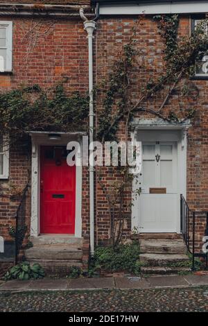 Rye, UK - 10 ottobre 2020: Porte rosse e bianche di case tradizionali inglesi a schiera a Rye, una delle città medievali meglio conservate dell'Est Foto Stock
