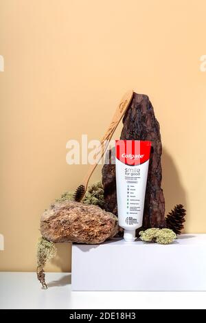 San Pietroburgo / Russia - Novembre 24 2020. Colgate. Sorridi per un buon dentifricio con spazzola di bambù. Foto di equilibrio moderno di vita morta. Foto Stock