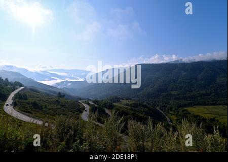 Vista della catena montuosa di Altai e autostrada lungo il tragitto per il Villaggio di Hemu dal Lago di Kanas, Xinjiang settentrionale, Cina Foto Stock