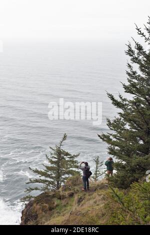 Le persone che scattano foto al Cape Perpetua Scenic Overlook in Oregon. Foto Stock