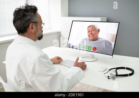 Medico che parla con il paziente online in videochiamata sul computer Foto Stock