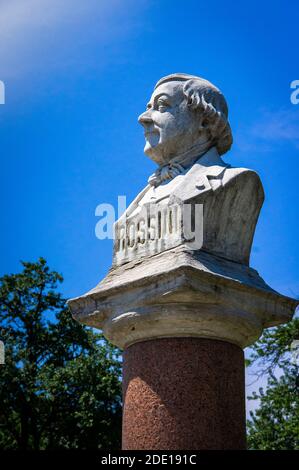 Saint Louis, MO--18 luglio 2018; busto della statua del compositore italiano Rossini siede sulla colonna nel parco Tower Grove con la luce del sole che lo illumina. Foto Stock