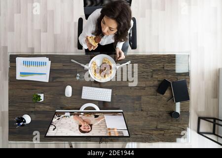 Pausa pranzo ufficio virtuale con videoconferenza online Foto Stock