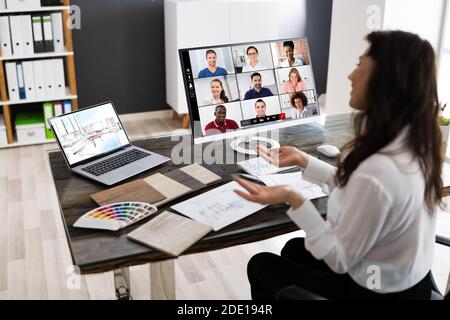 Videoconferenza online di Interior Designer o Decorator Foto Stock