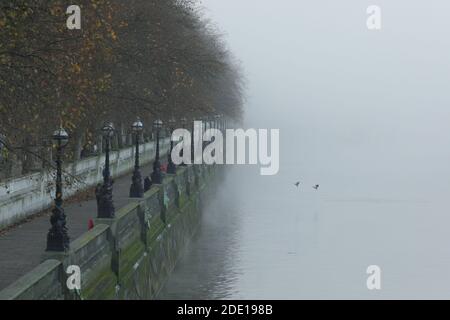 (201128) -- LONDRA, 28 novembre 2020 (Xinhua) -- le persone camminano lungo il Tamigi Path, a Londra, Gran Bretagna, 27 novembre 2020. La maggior parte dell’Inghilterra dovrà affrontare dure restrizioni del coronavirus nel nuovo sistema a tre livelli quando il blocco terminerà la prossima settimana, ha annunciato giovedì il Segretario della Sanità britannico Matt Hancock. Gran parte delle Midlands, del Nord-est e del Nord-ovest, tra cui Greater Manchester e Kent, dovranno affrontare le restrizioni più severe del terzo livello, secondo Hancock. La maggior parte delle aree precedentemente di livello più alto, comprese le regioni di Londra e Liverpool, sono elencate nel secondo livello. (Foto Foto Stock