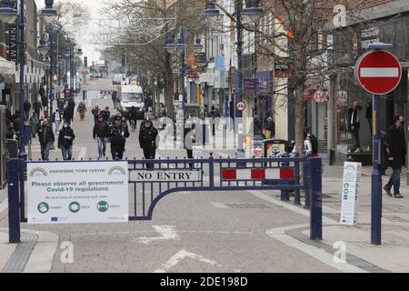 (201128) -- LONDRA, 28 novembre 2020 (Xinhua) -- gli ufficiali di polizia camminano nel centro della città di Gravesend, Kent, Gran Bretagna, 27 novembre 2020. La maggior parte dell’Inghilterra dovrà affrontare dure restrizioni del coronavirus nel nuovo sistema a tre livelli quando il blocco terminerà la prossima settimana, ha annunciato giovedì il Segretario della Sanità britannico Matt Hancock. Gran parte delle Midlands, del Nord-est e del Nord-ovest, tra cui Greater Manchester e Kent, dovranno affrontare le restrizioni più severe del terzo livello, secondo Hancock. La maggior parte delle aree precedentemente di livello più alto, tra cui la regione di Londra e Liverpool, sono elencate in Tie Foto Stock