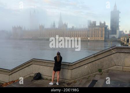 (201128) -- LONDRA, 28 novembre 2020 (Xinhua) -- una persona scatta le foto della Camera del Parlamento, a Londra, Gran Bretagna, 27 novembre 2020. La maggior parte dell’Inghilterra dovrà affrontare dure restrizioni del coronavirus nel nuovo sistema a tre livelli quando il blocco terminerà la prossima settimana, ha annunciato giovedì il Segretario della Sanità britannico Matt Hancock. Gran parte delle Midlands, del Nord-est e del Nord-ovest, tra cui Greater Manchester e Kent, dovranno affrontare le restrizioni più severe del terzo livello, secondo Hancock. La maggior parte delle aree precedentemente di livello più alto, comprese le regioni di Londra e Liverpool, sono elencate nella Foto Stock