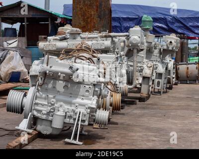 Vecchi motori diesel marini usati in una banchina a Myeik, regione Tanintharyi, Myanmar Foto Stock