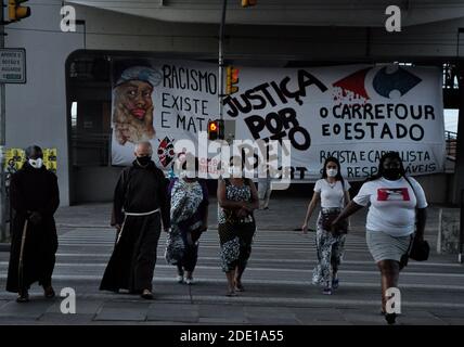 Porto Alegre, Rio Grande do sul, Brasile. 26 Nov 2020. (INT) la gente rende omaggio al compianto Blackman Joao Alberto. 27 novembre 2020, Porto Alegre, Rio Grande do sul, Brasile: Atto ecumenico in onore di Joao Alberto tenuto questo Venerdì (27) a Porto Alegre. Joao 40 anni è stato ucciso la scorsa settimana al supermercato Carrefour di Porto Alegre. Credit: Gustavo Aguirre/TheNews2 Credit: Gustavo Aguirre/TheNEWS2/ZUMA Wire/Alamy Live News Foto Stock