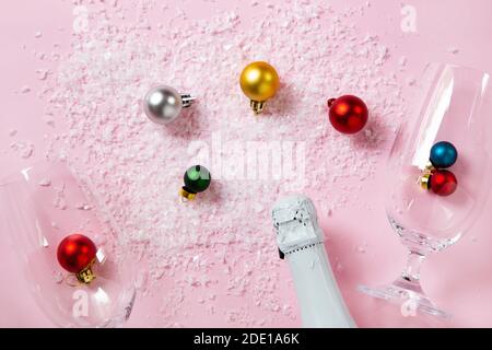 Bottiglia di Champagne e due bicchieri con una decorazione di vacanza Foto Stock