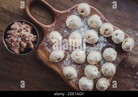 pelmeni o gnocchi russi preparati al momento dallo chef russo a Bali, Indonesia Foto Stock