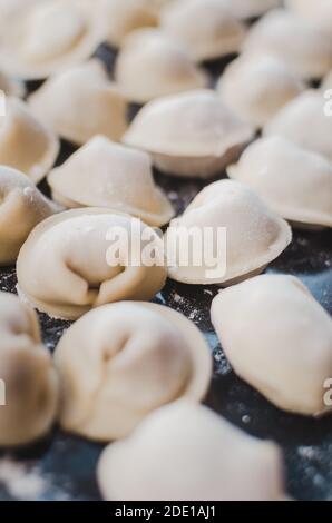 pelmeni o gnocchi russi preparati al momento dallo chef russo a Bali, Indonesia Foto Stock