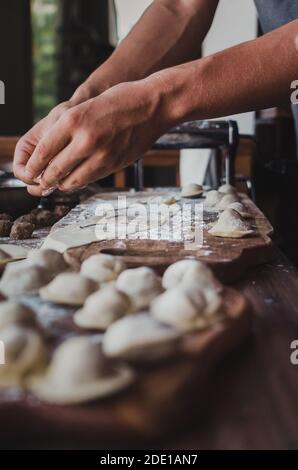 pelmeni o gnocchi russi preparati al momento dallo chef russo a Bali, Indonesia Foto Stock