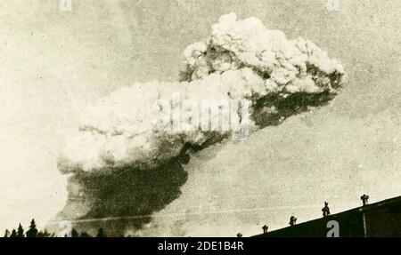 Nube di fumo dall'esplosione di Halifax, probabilmente decollo McNabs Island - 6 dicembre 1917 Foto Stock