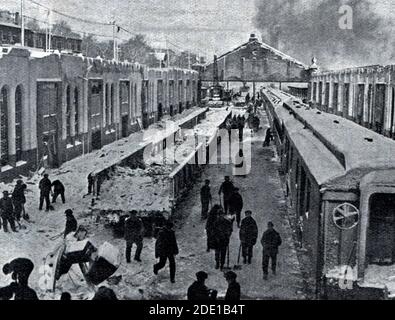 Gli operatori possono rimuovere i detriti dalla stazione di North Street dopo il Esplosione di Halifax nel 1917 Foto Stock