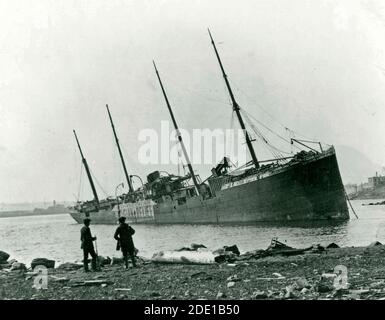 Il piroscafo norvegese IMO si aggirano sulla riva di Dartmouth, dopo l'esplosione di Halifax, nel 1917. Foto scattata nel gennaio 1918 Foto Stock