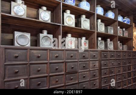Farmacia di medicina tradizionale cinese nella città vecchia, Linhai, provincia di Zhejiang, Cina Foto Stock