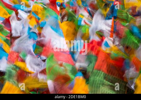 Bandiere di preghiera sull'altopiano tibetano, Tibet, Cina Foto Stock