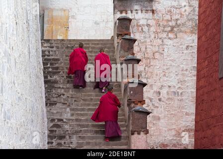Monaci nel monastero di Tashi Lhunpo, Shigatse, Tibet, Cina Foto Stock