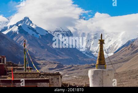 Chorten del Monastero di Rongbuk con la vetta Lhotse (8516 m), il Monte Everest National Nature Reserve, Prefettura di Shigatse, Tibet, Cina Foto Stock