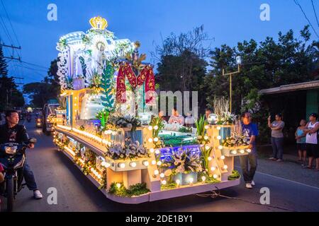 I colorati carri del festival religioso sfilano per le strade durante il Tapusan Festival ad Alitagtag, Batangas, Filippine Foto Stock