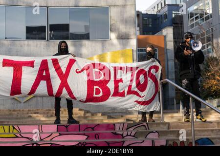 Seattle, Stati Uniti. 27 Nov 2020. A metà giornata Chris SMALLS ha parlato al Black Friday March in Peak Season per protestare all'Amazon World Campus. Le proteste sono state organizzate dal Congresso dei lavoratori essenziali, il fondatore Chris Smalls un ex lavoratore Amazon attivato attivista sta lottando per migliorare le condizioni di lavoro presso i magazzini Amazon in tutto il mondo. Credit: James Anderson/Alamy Live News Foto Stock