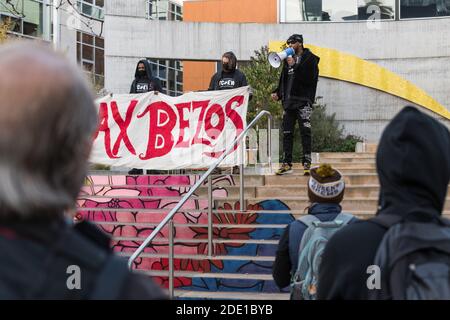 Seattle, Stati Uniti. 27 Nov 2020. A metà giornata Chris SMALLS ha parlato al Black Friday March in Peak Season per protestare all'Amazon World Campus. Le proteste sono state organizzate dal Congresso dei lavoratori essenziali, il fondatore Chris Smalls un ex lavoratore Amazon attivato attivista sta lottando per migliorare le condizioni di lavoro presso i magazzini Amazon in tutto il mondo. Credit: James Anderson/Alamy Live News Foto Stock