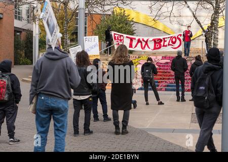 Seattle, Stati Uniti. 27 Nov 2020. A metà giornata Chris SMALLS ha parlato al Black Friday March in Peak Season per protestare all'Amazon World Campus. Le proteste sono state organizzate dal Congresso dei lavoratori essenziali, il fondatore Chris Smalls un ex lavoratore Amazon attivato attivista sta lottando per migliorare le condizioni di lavoro presso i magazzini Amazon in tutto il mondo. Credit: James Anderson/Alamy Live News Foto Stock