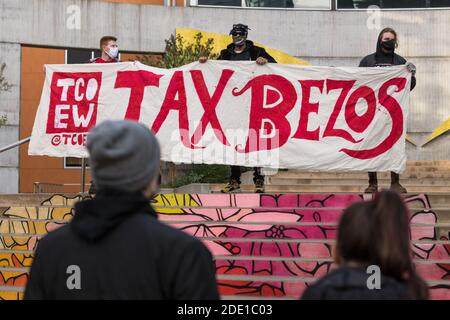 Seattle, Stati Uniti. 27 Nov 2020. A metà giornata Chris SMALLS ha parlato al Black Friday March in Peak Season per protestare all'Amazon World Campus. Le proteste sono state organizzate dal Congresso dei lavoratori essenziali, il fondatore Chris Smalls un ex lavoratore Amazon attivato attivista sta lottando per migliorare le condizioni di lavoro presso i magazzini Amazon in tutto il mondo. Credit: James Anderson/Alamy Live News Foto Stock