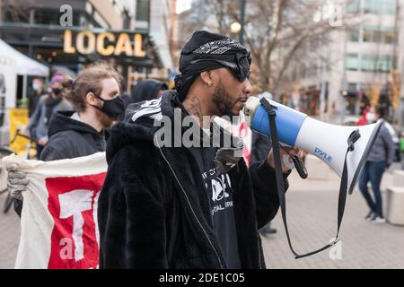 Seattle, Stati Uniti. 27 Nov 2020. A metà giornata Chris SMALLS guida i manifestanti al Black Friday March on Peak Season protesta, presso l'Amazon World Campus. Le proteste sono state organizzate dal Congresso dei lavoratori essenziali, il fondatore Chris Smalls un ex lavoratore Amazon attivato attivista sta lottando per migliorare le condizioni di lavoro presso i magazzini Amazon in tutto il mondo. Credit: James Anderson/Alamy Live News Foto Stock