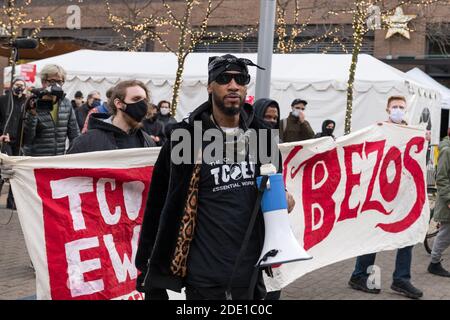 Seattle, Stati Uniti. 27 Nov 2020. A metà giornata Chris SMALLS guida i manifestanti al Black Friday March on Peak Season protesta, presso l'Amazon World Campus. Le proteste sono state organizzate dal Congresso dei lavoratori essenziali, il fondatore Chris Smalls un ex lavoratore Amazon attivato attivista sta lottando per migliorare le condizioni di lavoro presso i magazzini Amazon in tutto il mondo. Credit: James Anderson/Alamy Live News Foto Stock