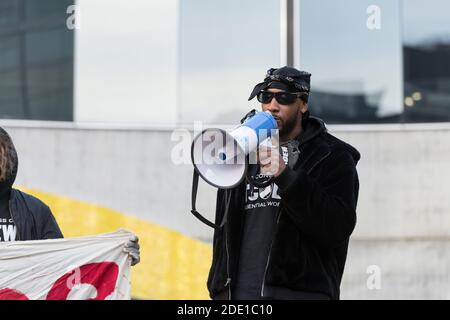 Seattle, Stati Uniti. 27 Nov 2020. A metà giornata Chris SMALLS ha parlato al Black Friday March in Peak Season per protestare all'Amazon World Campus. Le proteste sono state organizzate dal Congresso dei lavoratori essenziali, il fondatore Chris Smalls un ex lavoratore Amazon attivato attivista sta lottando per migliorare le condizioni di lavoro presso i magazzini Amazon in tutto il mondo. Credit: James Anderson/Alamy Live News Foto Stock