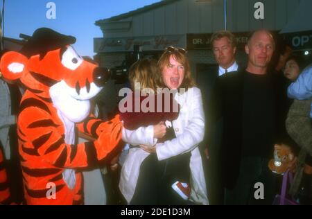 Westwood, California, USA 18 aprile 1996 Tigger, attrice Amy Madigan, figlia Lily Dolores Harris e attore ed Harris partecipano al video di Disney 'The Arisocats' e al video di proiezione speciale il 18 aprile 1996 al Mann Village Theatre di Westwood, California, USA. Foto di Barry King/Alamy Stock foto Foto Stock