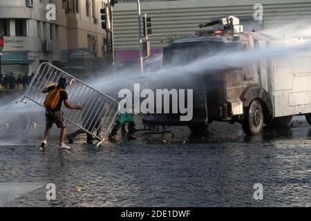 Santiago, Metropolitana, Cile. 27 Nov 2020. Duri scontri tra i manifestanti e la polizia, in un nuovo giorno di proteste contro il governo dell’era Sebastian PiÃ±. Credit: Matias Basualdo/ZUMA Wire/Alamy Live News Foto Stock