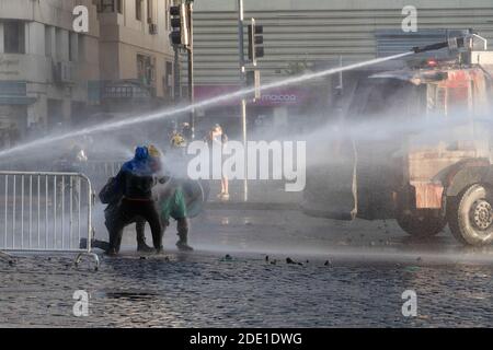 Santiago, Metropolitana, Cile. 27 Nov 2020. Duri scontri tra i manifestanti e la polizia, in un nuovo giorno di proteste contro il governo dell’era Sebastian PiÃ±. Credit: Matias Basualdo/ZUMA Wire/Alamy Live News Foto Stock