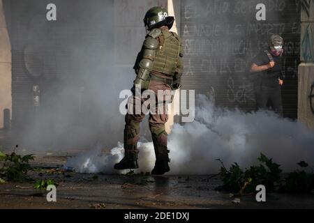 Santiago, Metropolitana, Cile. 27 Nov 2020. Un ufficiale di polizia ha dato il via a una bomba lacrimale, in un nuovo giorno di proteste contro il governo dell'era Sebastian PiÃ±. Credit: Matias Basualdo/ZUMA Wire/Alamy Live News Foto Stock