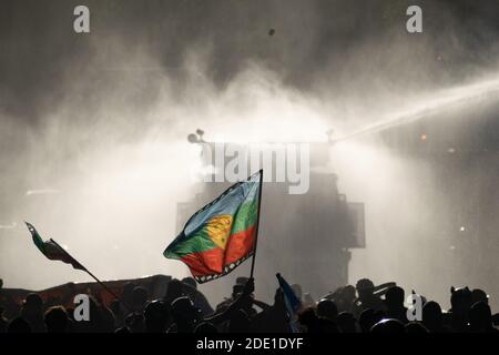 Santiago, Metropolitana, Cile. 27 Nov 2020. Una bandiera Mapuche viene sollevata sui capi dei manifestanti, in una nuova giornata di manifestazioni contro il governo dell'era Sebastian PiÃ±. Credit: Matias Basualdo/ZUMA Wire/Alamy Live News Foto Stock