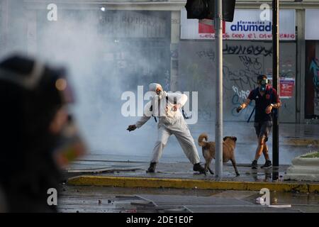 Santiago, Metropolitana, Cile. 27 Nov 2020. Un protestante getta una pietra alla polizia, in un nuovo giorno di proteste contro il governo dell'era Sebastian PiÃ±. Credit: Matias Basualdo/ZUMA Wire/Alamy Live News Foto Stock