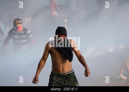 Santiago, Metropolitana, Cile. 27 Nov 2020. I manifestanti sono colpiti dal getto della macchina di polizia, in un nuovo giorno di proteste contro il governo dell'era Sebastian PiÃ±. Credit: Matias Basualdo/ZUMA Wire/Alamy Live News Foto Stock