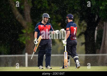 I Bushrangers di Benalla si lanciano nel Greta Cricket Club in una partita del 20/20 durante le bocche di pioggia. Foto Stock