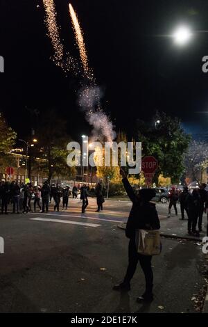 Seattle, Stati Uniti. 7 Nov 2020. Fuochi d'artificio durante la festa di Biden su Capitol Hill a tarda notte. Foto Stock